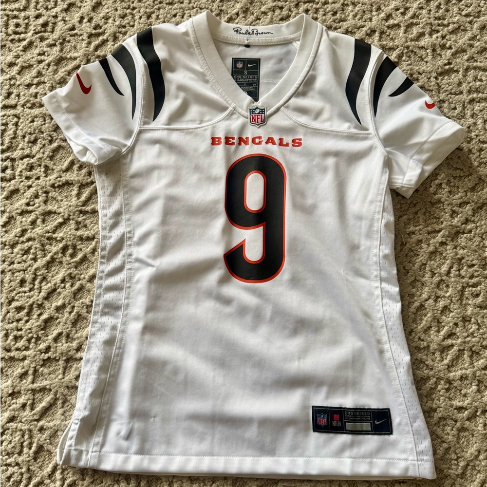 Nike Women’s White and Black Bengals Joe Burrow Jersey NWOT